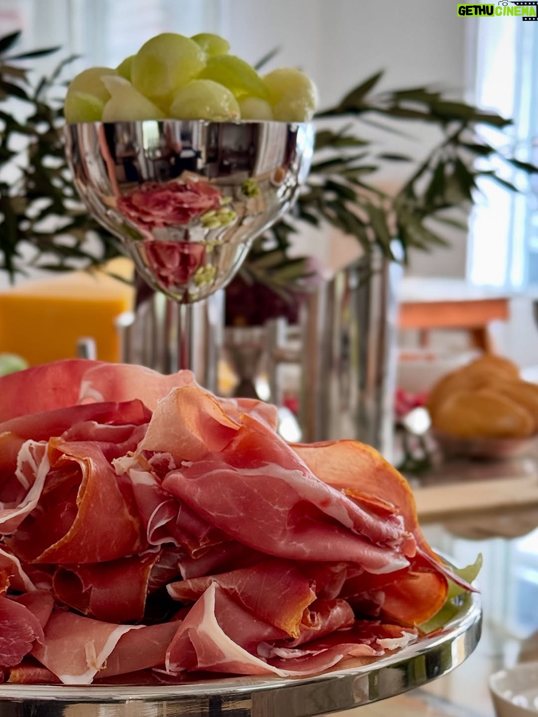 Claudia Fontán - 11.3K Likes - Una mesa en colaboración con Agustina Woodgate. 
Un almuerzo especial en el marco de @arteBa.
Inspiradas por los billetes argentinos intervenidos por @lawoodgate, compusimos una mesa donde sabores y arte se potencian. 

Junto a la bellísima vajilla de @volf_oficial , los quesos maravillosos de @elabascaybrandsen , las flores de @delta.boutiquedeflores , los panes de @lepiboulangerie ,vestida por @rominasavastano y nuestras empanadas siempre de la mano de @ailu_tap . 
Gracias a todos por acompañarnos!
especialmente @raquelmontero2 que ingenió este encuentro.

Fotos : @caro.pasino