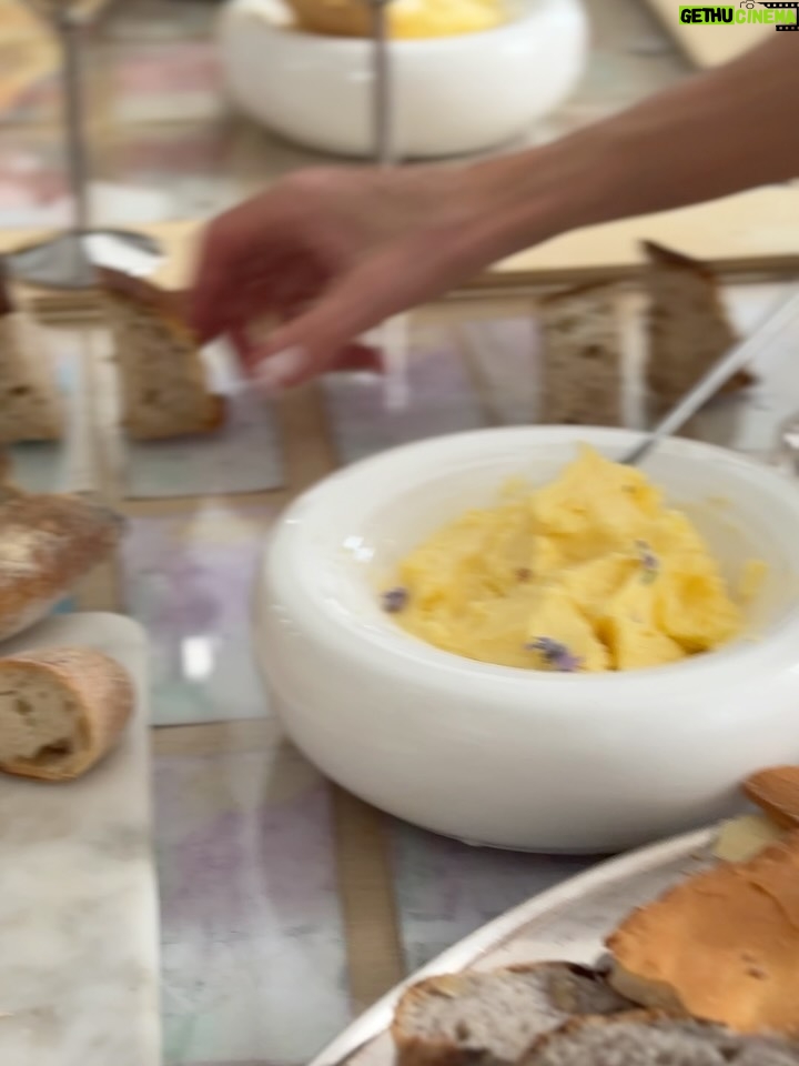 Claudia Fontán - 11.3K Likes - Una mesa en colaboración con Agustina Woodgate. 
Un almuerzo especial en el marco de @arteBa.
Inspiradas por los billetes argentinos intervenidos por @lawoodgate, compusimos una mesa donde sabores y arte se potencian. 

Junto a la bellísima vajilla de @volf_oficial , los quesos maravillosos de @elabascaybrandsen , las flores de @delta.boutiquedeflores , los panes de @lepiboulangerie ,vestida por @rominasavastano y nuestras empanadas siempre de la mano de @ailu_tap . 
Gracias a todos por acompañarnos!
especialmente @raquelmontero2 que ingenió este encuentro.

Fotos : @caro.pasino