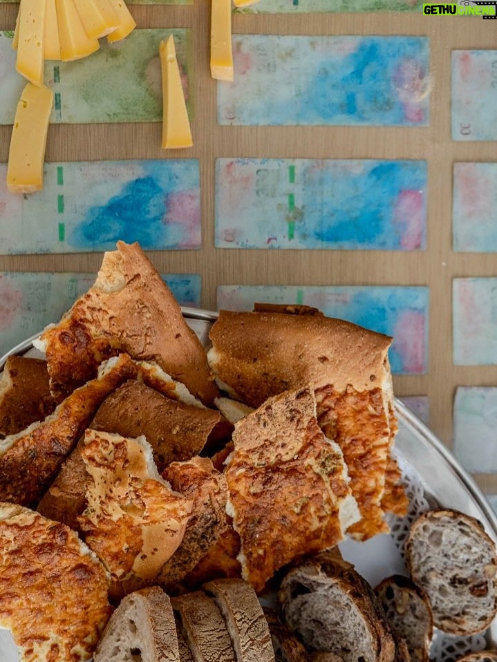 Claudia Fontán - 11.3K Likes - Una mesa en colaboración con Agustina Woodgate. 
Un almuerzo especial en el marco de @arteBa.
Inspiradas por los billetes argentinos intervenidos por @lawoodgate, compusimos una mesa donde sabores y arte se potencian. 

Junto a la bellísima vajilla de @volf_oficial , los quesos maravillosos de @elabascaybrandsen , las flores de @delta.boutiquedeflores , los panes de @lepiboulangerie ,vestida por @rominasavastano y nuestras empanadas siempre de la mano de @ailu_tap . 
Gracias a todos por acompañarnos!
especialmente @raquelmontero2 que ingenió este encuentro.

Fotos : @caro.pasino