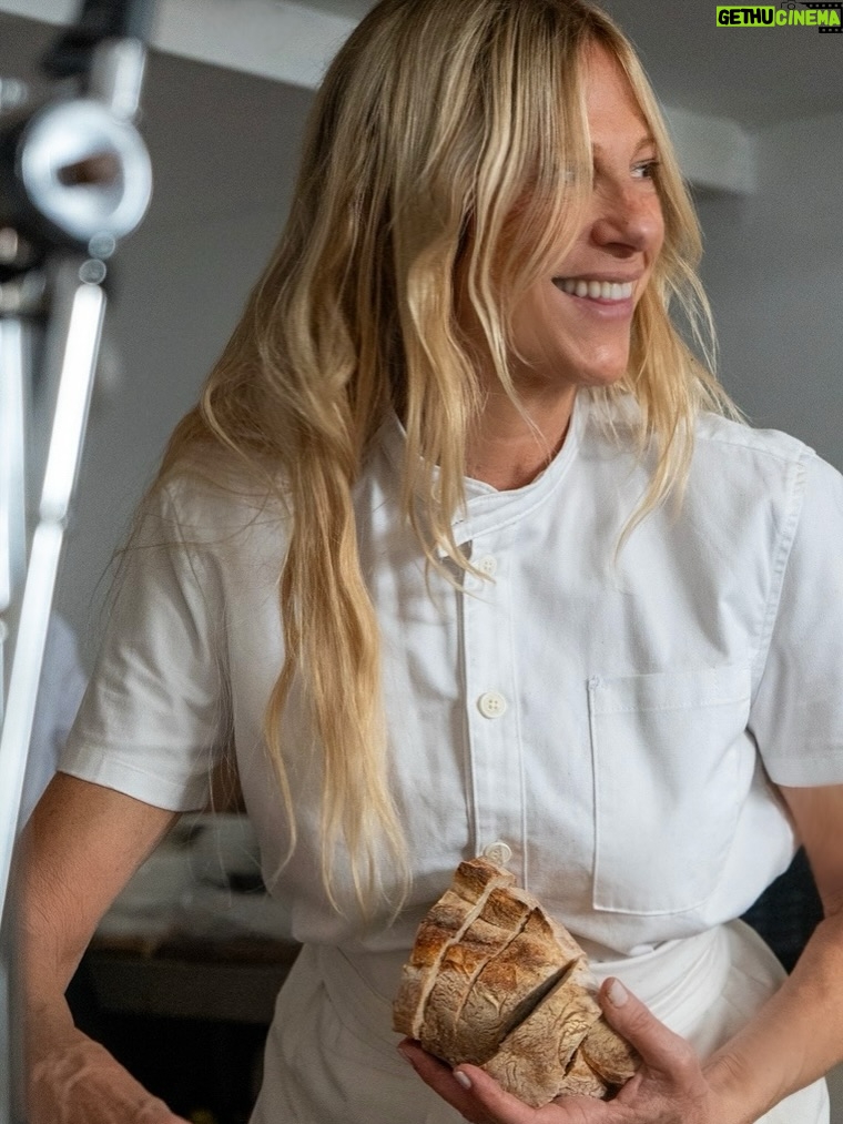 Claudia Fontán - 11.3K Likes - Una mesa en colaboración con Agustina Woodgate. 
Un almuerzo especial en el marco de @arteBa.
Inspiradas por los billetes argentinos intervenidos por @lawoodgate, compusimos una mesa donde sabores y arte se potencian. 

Junto a la bellísima vajilla de @volf_oficial , los quesos maravillosos de @elabascaybrandsen , las flores de @delta.boutiquedeflores , los panes de @lepiboulangerie ,vestida por @rominasavastano y nuestras empanadas siempre de la mano de @ailu_tap . 
Gracias a todos por acompañarnos!
especialmente @raquelmontero2 que ingenió este encuentro.

Fotos : @caro.pasino