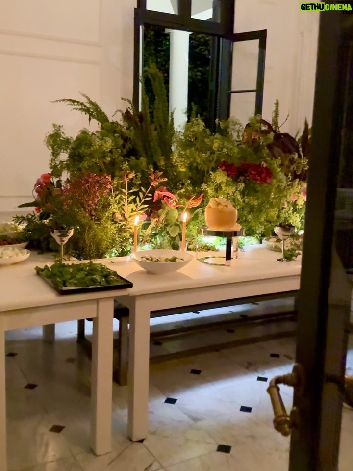 Claudia Fontán - 8.5K Likes - Una noche especial,mágica en La Casa !
Compartir la mesa , recetas ,charlas , muchas risas y brindis !

Hicimos un tiramisú XL con @arrivataquesos , servimos quesos de @elabascaybrandsen , las maravillosas anchoas de @hernanviva , y el vino de @rutiniwines .
Gracias @pesca.demar por traerme siempre lo mejor!
Gracias al equipo @cookvanoyen y @tatisoding 
Todo en la linda vajilla de @volf_oficial especialmente elegida .
La mesa intervenida por Maria @delta.boutiquedeflores .
Cocinamos con @essenoficial 
Y vestida por @rominasavastano 

Gracias a todos por hacer de esta noche un encuentro inolvidable .
Por muchos encuentros mas !!!

Ph. @caro.pasino