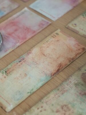 Claudia Fontán Instagram - Una mesa en colaboración con Agustina Woodgate. 
Un almuerzo especial en el marco de @arteBa.
Inspiradas por los billetes argentinos intervenidos por @lawoodgate, compusimos una mesa donde sabores y arte se potencian. 

Junto a la bellísima vajilla de @volf_oficial , los quesos maravillosos de @elabascaybrandsen , las flores de @delta.boutiquedeflores , los panes de @lepiboulangerie ,vestida por @rominasavastano y nuestras empanadas siempre de la mano de @ailu_tap . 
Gracias a todos por acompañarnos!
especialmente @raquelmontero2 que ingenió este encuentro.

Fotos : @caro.pasino