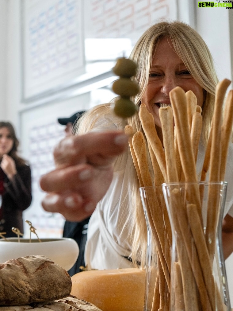 Claudia Fontán - 11.3K Likes - Una mesa en colaboración con Agustina Woodgate. 
Un almuerzo especial en el marco de @arteBa.
Inspiradas por los billetes argentinos intervenidos por @lawoodgate, compusimos una mesa donde sabores y arte se potencian. 

Junto a la bellísima vajilla de @volf_oficial , los quesos maravillosos de @elabascaybrandsen , las flores de @delta.boutiquedeflores , los panes de @lepiboulangerie ,vestida por @rominasavastano y nuestras empanadas siempre de la mano de @ailu_tap . 
Gracias a todos por acompañarnos!
especialmente @raquelmontero2 que ingenió este encuentro.

Fotos : @caro.pasino