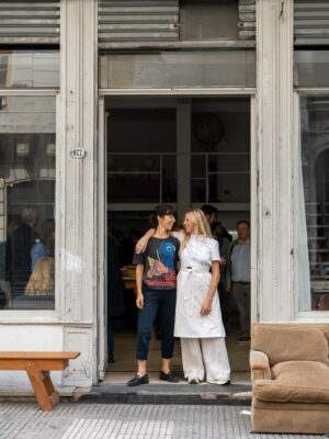 Claudia Fontán Instagram - Una mesa en colaboración con Agustina Woodgate. 
Un almuerzo especial en el marco de @arteBa.
Inspiradas por los billetes argentinos intervenidos por @lawoodgate, compusimos una mesa donde sabores y arte se potencian. 

Junto a la bellísima vajilla de @volf_oficial , los quesos maravillosos de @elabascaybrandsen , las flores de @delta.boutiquedeflores , los panes de @lepiboulangerie ,vestida por @rominasavastano y nuestras empanadas siempre de la mano de @ailu_tap . 
Gracias a todos por acompañarnos!
especialmente @raquelmontero2 que ingenió este encuentro.

Fotos : @caro.pasino