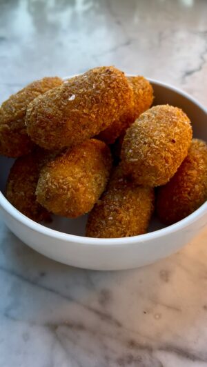 Claudia Fontán Instagram - Hoy, croquetas !
De morcilla y cebolla caramelizada ,
Ya sabes que hacer con las morcillas que sobran del asado!
2 cebollas en juliana 
2 morcillas 
Chorrito de miel 
Sal y pimienta 

Para la salsa bechamel:
50 gs de manteca 
50 gs de harina 
500 cc de leche 

Para el rebozado:
Harina 
2 huevos 
Panko o pan rallado .
Aceite para freir ,
Tambien las podes hacer en la freidora de aire .
Una vez mezclado todo llevar a la heladera para que este bien frio! 
Frei las que quieras y el resto al freezer para una picada !
Hacelas y me contas!
Nos gustan todas las croquetas ,
Y estas son un espectaculo!!!
👗 @lalaninibuenosaires