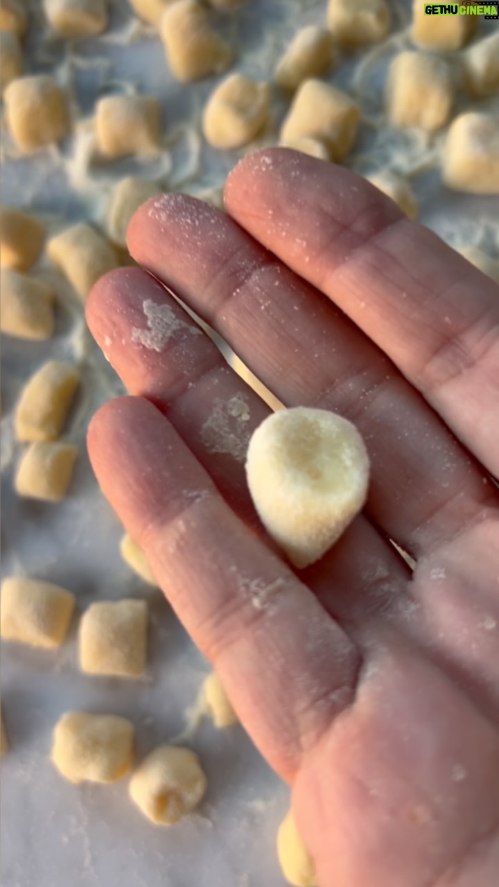 Claudia Fontán - 22.8K Likes - Hoy ñoquis a la Sorrentina !!!
Porque Sorrento es el lugar mas amoroso del mundo , porque cuidan de mi tesoro Antonia 🤍  @antoniaaubii .
y no podía no compartir esta receta tan simple y rica con ustedes que saben lo que la extraño , hace un mes exacto 29 de junio comí esto con ella 🥰🥰

Así que para todas las mammas que hoy se pusieron la 10 y hacen ñoquis va este lindo recuerdo.

Que version hicieron ??

Para esta :
4 papas 
1 huevo 
150 gs de harina o semolin
1 lata de tomates 
2 dientes de ajo 
Queso mozzarella @arrivataquesos 
Queso rallado 

Nota: allá los comí así, chiquitos , textura “nube” y sin el tipico formita rallas en el tenedor,
La verdad?
quedan increibles!! 

Guardala para hacerla el proximo 29 , es una locura , distinta y muy simple !

———-
👗 @farodeprana 🤍