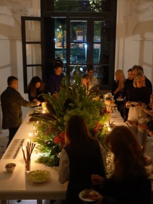 Claudia Fontán Instagram - Una noche especial,mágica en La Casa !
Compartir la mesa , recetas ,charlas , muchas risas y brindis !

Hicimos un tiramisú XL con @arrivataquesos , servimos quesos de @elabascaybrandsen , las maravillosas anchoas de @hernanviva , y el vino de @rutiniwines .
Gracias @pesca.demar por traerme siempre lo mejor!
Gracias al equipo @cookvanoyen y @tatisoding 
Todo en la linda vajilla de @volf_oficial especialmente elegida .
La mesa intervenida por Maria @delta.boutiquedeflores .
Cocinamos con @essenoficial 
Y vestida por @rominasavastano 

Gracias a todos por hacer de esta noche un encuentro inolvidable .
Por muchos encuentros mas !!!

Ph. @caro.pasino