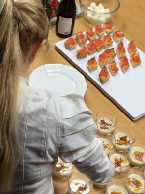 Claudia Fontán Instagram - Una noche especial,mágica en La Casa !
Compartir la mesa , recetas ,charlas , muchas risas y brindis !

Hicimos un tiramisú XL con @arrivataquesos , servimos quesos de @elabascaybrandsen , las maravillosas anchoas de @hernanviva , y el vino de @rutiniwines .
Gracias @pesca.demar por traerme siempre lo mejor!
Gracias al equipo @cookvanoyen y @tatisoding 
Todo en la linda vajilla de @volf_oficial especialmente elegida .
La mesa intervenida por Maria @delta.boutiquedeflores .
Cocinamos con @essenoficial 
Y vestida por @rominasavastano 

Gracias a todos por hacer de esta noche un encuentro inolvidable .
Por muchos encuentros mas !!!

Ph. @caro.pasino