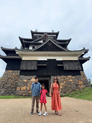 Claudia Lizaldi Instagram - Japón 🇯🇵 es un lugar sagrado detrás del otro porque ese amor que le dan a la naturaleza, ese respeto vibra en cada hoja, en el aire, en cada movimiento, se siente una energía que llena el alma sutil y absolutamente, visitamos el Castillo de madera en Matsua y al bajar el regalo de ver a estos hombres y mujeres representando Samurais fue único, eso según la guía sucede raras veces, la comida, el Museo ADACHI, sus obras y jardines, este jardín ha sido nombrado por 22 años como el más bello de Japón, y para cerrar navegar el canal en Sakaiminato en bote ¡un día más acá que es perfecto! vivir esto con los niños y Mary es un regalo sin par, ❤️✨, agradecida y feliz.