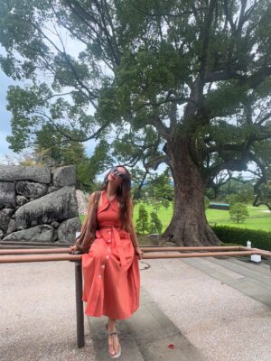 Claudia Lizaldi Instagram - Japón 🇯🇵 es un lugar sagrado detrás del otro porque ese amor que le dan a la naturaleza, ese respeto vibra en cada hoja, en el aire, en cada movimiento, se siente una energía que llena el alma sutil y absolutamente, visitamos el Castillo de madera en Matsua y al bajar el regalo de ver a estos hombres y mujeres representando Samurais fue único, eso según la guía sucede raras veces, la comida, el Museo ADACHI, sus obras y jardines, este jardín ha sido nombrado por 22 años como el más bello de Japón, y para cerrar navegar el canal en Sakaiminato en bote ¡un día más acá que es perfecto! vivir esto con los niños y Mary es un regalo sin par, ❤️✨, agradecida y feliz.