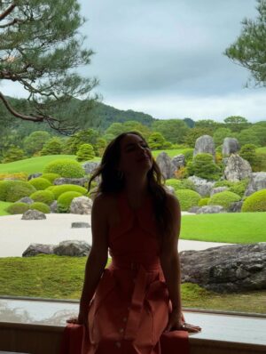Claudia Lizaldi Instagram - Japón 🇯🇵 es un lugar sagrado detrás del otro porque ese amor que le dan a la naturaleza, ese respeto vibra en cada hoja, en el aire, en cada movimiento, se siente una energía que llena el alma sutil y absolutamente, visitamos el Castillo de madera en Matsua y al bajar el regalo de ver a estos hombres y mujeres representando Samurais fue único, eso según la guía sucede raras veces, la comida, el Museo ADACHI, sus obras y jardines, este jardín ha sido nombrado por 22 años como el más bello de Japón, y para cerrar navegar el canal en Sakaiminato en bote ¡un día más acá que es perfecto! vivir esto con los niños y Mary es un regalo sin par, ❤️✨, agradecida y feliz.