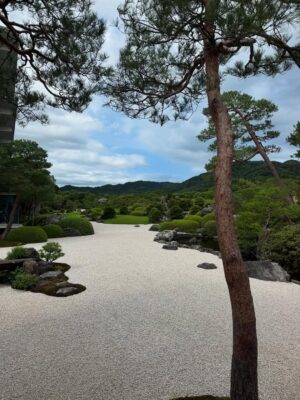 Claudia Lizaldi Instagram - Japón 🇯🇵 es un lugar sagrado detrás del otro porque ese amor que le dan a la naturaleza, ese respeto vibra en cada hoja, en el aire, en cada movimiento, se siente una energía que llena el alma sutil y absolutamente, visitamos el Castillo de madera en Matsua y al bajar el regalo de ver a estos hombres y mujeres representando Samurais fue único, eso según la guía sucede raras veces, la comida, el Museo ADACHI, sus obras y jardines, este jardín ha sido nombrado por 22 años como el más bello de Japón, y para cerrar navegar el canal en Sakaiminato en bote ¡un día más acá que es perfecto! vivir esto con los niños y Mary es un regalo sin par, ❤️✨, agradecida y feliz.