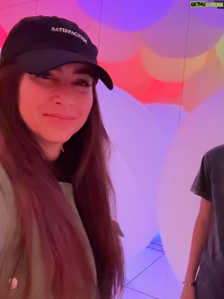 Claudia Lizaldi - 3.4K Likes - ¡Hola Japón! Este sueño comenzó en el corazón de los niños hace unos años y ya estamos aquí, además es una pequeña muestra de la inmensa gratitud que le tenemos a María y el amor que siempre ha tenido por este par de almas que tengo el privilegio de llamar hijos. Estos tres me ven y aprenden de mí así es que no hay decisión que no tenga que ver con darles el mejor ejemplo de amor y lo hermoso que es estar vivos, ser una persona pública tiene muchas bendiciones y al mismo tiempo es muy complejo pues vivimos en la lupa, estos meses han sido intensos pero de todo se aprende y con todo se crece y hoy solo puedo decir que mi gratitud es infinita y absoluta. 

Comienzan 20 días de viaje por estas tierras de fuerza y de paz conquistada, habrá mucho que aprender y compartir…

Pd Este viaje es un regalo de mi para ellos y para mí, gracias a Dios soy una mujer que trabaja y con ello ha logrado este y tantos sueños más ❤️✨

El primer día llegamos a teamLab una absoluta belleza y comimos delicioso, por la tarde más comida rica y caminamos en Ginza y Shibuya Scramble Square, conociendo esta maravilla de ciudad y cultura…