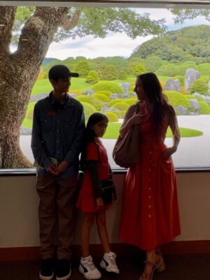 Claudia Lizaldi Instagram - Japón 🇯🇵 es un lugar sagrado detrás del otro porque ese amor que le dan a la naturaleza, ese respeto vibra en cada hoja, en el aire, en cada movimiento, se siente una energía que llena el alma sutil y absolutamente, visitamos el Castillo de madera en Matsua y al bajar el regalo de ver a estos hombres y mujeres representando Samurais fue único, eso según la guía sucede raras veces, la comida, el Museo ADACHI, sus obras y jardines, este jardín ha sido nombrado por 22 años como el más bello de Japón, y para cerrar navegar el canal en Sakaiminato en bote ¡un día más acá que es perfecto! vivir esto con los niños y Mary es un regalo sin par, ❤️✨, agradecida y feliz.