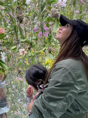 Claudia Lizaldi Instagram - ¡Hola Japón! Este sueño comenzó en el corazón de los niños hace unos años y ya estamos aquí, además es una pequeña muestra de la inmensa gratitud que le tenemos a María y el amor que siempre ha tenido por este par de almas que tengo el privilegio de llamar hijos. Estos tres me ven y aprenden de mí así es que no hay decisión que no tenga que ver con darles el mejor ejemplo de amor y lo hermoso que es estar vivos, ser una persona pública tiene muchas bendiciones y al mismo tiempo es muy complejo pues vivimos en la lupa, estos meses han sido intensos pero de todo se aprende y con todo se crece y hoy solo puedo decir que mi gratitud es infinita y absoluta.
Comienzan 20 días de viaje por estas tierras de fuerza y de paz conquistada, habrá mucho que aprender y compartir…
Pd Este viaje es un regalo de mi para ellos y para mí, gracias a Dios soy una mujer que trabaja y con ello ha logrado este y tantos sueños más ❤️✨
El primer día llegamos a teamLab una absoluta belleza y comimos delicioso, por la tarde más comida rica y caminamos en Ginza y Shibuya Scramble Square, conociendo esta maravilla de ciudad y cultura…