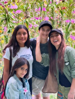 Claudia Lizaldi Instagram - ¡Hola Japón! Este sueño comenzó en el corazón de los niños hace unos años y ya estamos aquí, además es una pequeña muestra de la inmensa gratitud que le tenemos a María y el amor que siempre ha tenido por este par de almas que tengo el privilegio de llamar hijos. Estos tres me ven y aprenden de mí así es que no hay decisión que no tenga que ver con darles el mejor ejemplo de amor y lo hermoso que es estar vivos, ser una persona pública tiene muchas bendiciones y al mismo tiempo es muy complejo pues vivimos en la lupa, estos meses han sido intensos pero de todo se aprende y con todo se crece y hoy solo puedo decir que mi gratitud es infinita y absoluta.
Comienzan 20 días de viaje por estas tierras de fuerza y de paz conquistada, habrá mucho que aprender y compartir…
Pd Este viaje es un regalo de mi para ellos y para mí, gracias a Dios soy una mujer que trabaja y con ello ha logrado este y tantos sueños más ❤️✨
El primer día llegamos a teamLab una absoluta belleza y comimos delicioso, por la tarde más comida rica y caminamos en Ginza y Shibuya Scramble Square, conociendo esta maravilla de ciudad y cultura…