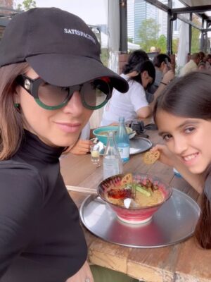 Claudia Lizaldi Instagram - Ā”Hola Japón! Este sueƱo comenzó en el corazón de los niƱos hace unos aƱos y ya estamos aquĆ, ademĆ”s es una pequeƱa muestra de la inmensa gratitud que le tenemos a MarĆa y el amor que siempre ha tenido por este par de almas que tengo el privilegio de llamar hijos. Estos tres me ven y aprenden de mĆ asĆ es que no hay decisión que no tenga que ver con darles el mejor ejemplo de amor y lo hermoso que es estar vivos, ser una persona pĆŗblica tiene muchas bendiciones y al mismo tiempo es muy complejo pues vivimos en la lupa, estos meses han sido intensos pero de todo se aprende y con todo se crece y hoy solo puedo decir que mi gratitud es infinita y absoluta.
Comienzan 20 dĆas de viaje por estas tierras de fuerza y de paz conquistada, habrĆ” mucho que aprender y compartirā¦
Pd Este viaje es un regalo de mi para ellos y para mĆ, gracias a Dios soy una mujer que trabaja y con ello ha logrado este y tantos sueƱos mĆ”s ā¤ļøāØ
El primer dĆa llegamos a teamLab una absoluta belleza y comimos delicioso, por la tarde mĆ”s comida rica y caminamos en Ginza y Shibuya Scramble Square, conociendo esta maravilla de ciudad y culturaā¦