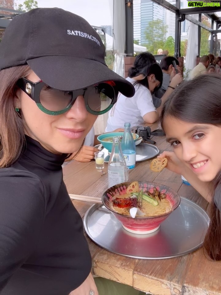 Claudia Lizaldi - 3.4K Likes - ¡Hola Japón! Este sueño comenzó en el corazón de los niños hace unos años y ya estamos aquí, además es una pequeña muestra de la inmensa gratitud que le tenemos a María y el amor que siempre ha tenido por este par de almas que tengo el privilegio de llamar hijos. Estos tres me ven y aprenden de mí así es que no hay decisión que no tenga que ver con darles el mejor ejemplo de amor y lo hermoso que es estar vivos, ser una persona pública tiene muchas bendiciones y al mismo tiempo es muy complejo pues vivimos en la lupa, estos meses han sido intensos pero de todo se aprende y con todo se crece y hoy solo puedo decir que mi gratitud es infinita y absoluta. 

Comienzan 20 días de viaje por estas tierras de fuerza y de paz conquistada, habrá mucho que aprender y compartir…

Pd Este viaje es un regalo de mi para ellos y para mí, gracias a Dios soy una mujer que trabaja y con ello ha logrado este y tantos sueños más ❤️✨

El primer día llegamos a teamLab una absoluta belleza y comimos delicioso, por la tarde más comida rica y caminamos en Ginza y Shibuya Scramble Square, conociendo esta maravilla de ciudad y cultura…
