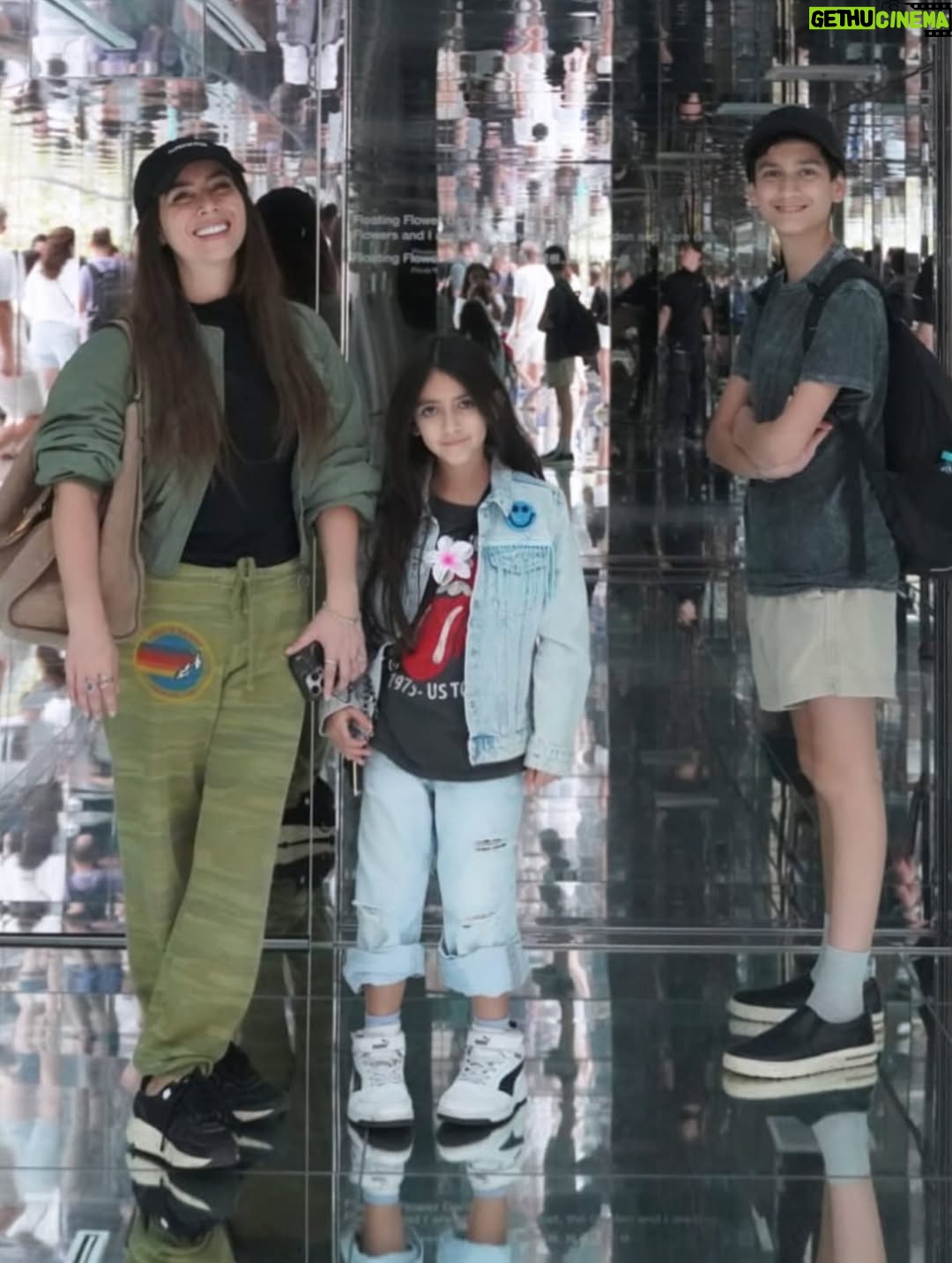 Claudia Lizaldi - 3.4K Likes - ¡Hola Japón! Este sueño comenzó en el corazón de los niños hace unos años y ya estamos aquí, además es una pequeña muestra de la inmensa gratitud que le tenemos a María y el amor que siempre ha tenido por este par de almas que tengo el privilegio de llamar hijos. Estos tres me ven y aprenden de mí así es que no hay decisión que no tenga que ver con darles el mejor ejemplo de amor y lo hermoso que es estar vivos, ser una persona pública tiene muchas bendiciones y al mismo tiempo es muy complejo pues vivimos en la lupa, estos meses han sido intensos pero de todo se aprende y con todo se crece y hoy solo puedo decir que mi gratitud es infinita y absoluta. 

Comienzan 20 días de viaje por estas tierras de fuerza y de paz conquistada, habrá mucho que aprender y compartir…

Pd Este viaje es un regalo de mi para ellos y para mí, gracias a Dios soy una mujer que trabaja y con ello ha logrado este y tantos sueños más ❤️✨

El primer día llegamos a teamLab una absoluta belleza y comimos delicioso, por la tarde más comida rica y caminamos en Ginza y Shibuya Scramble Square, conociendo esta maravilla de ciudad y cultura…