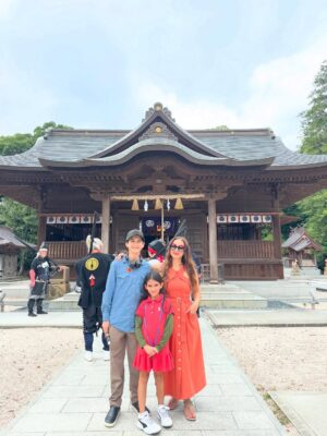 Claudia Lizaldi Instagram - Japón 🇯🇵 es un lugar sagrado detrás del otro porque ese amor que le dan a la naturaleza, ese respeto vibra en cada hoja, en el aire, en cada movimiento, se siente una energía que llena el alma sutil y absolutamente, visitamos el Castillo de madera en Matsua y al bajar el regalo de ver a estos hombres y mujeres representando Samurais fue único, eso según la guía sucede raras veces, la comida, el Museo ADACHI, sus obras y jardines, este jardín ha sido nombrado por 22 años como el más bello de Japón, y para cerrar navegar el canal en Sakaiminato en bote ¡un día más acá que es perfecto! vivir esto con los niños y Mary es un regalo sin par, ❤️✨, agradecida y feliz.