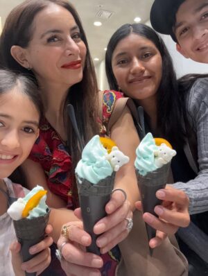 Claudia Lizaldi Instagram - ¡Hola Japón! Este sueño comenzó en el corazón de los niños hace unos años y ya estamos aquí, además es una pequeña muestra de la inmensa gratitud que le tenemos a María y el amor que siempre ha tenido por este par de almas que tengo el privilegio de llamar hijos. Estos tres me ven y aprenden de mí así es que no hay decisión que no tenga que ver con darles el mejor ejemplo de amor y lo hermoso que es estar vivos, ser una persona pública tiene muchas bendiciones y al mismo tiempo es muy complejo pues vivimos en la lupa, estos meses han sido intensos pero de todo se aprende y con todo se crece y hoy solo puedo decir que mi gratitud es infinita y absoluta.
Comienzan 20 días de viaje por estas tierras de fuerza y de paz conquistada, habrá mucho que aprender y compartir…
Pd Este viaje es un regalo de mi para ellos y para mí, gracias a Dios soy una mujer que trabaja y con ello ha logrado este y tantos sueños más ❤️✨
El primer día llegamos a teamLab una absoluta belleza y comimos delicioso, por la tarde más comida rica y caminamos en Ginza y Shibuya Scramble Square, conociendo esta maravilla de ciudad y cultura…