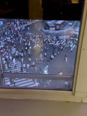 Claudia Lizaldi Instagram - Ā”Hola Japón! Este sueƱo comenzó en el corazón de los niƱos hace unos aƱos y ya estamos aquĆ, ademĆ”s es una pequeƱa muestra de la inmensa gratitud que le tenemos a MarĆa y el amor que siempre ha tenido por este par de almas que tengo el privilegio de llamar hijos. Estos tres me ven y aprenden de mĆ asĆ es que no hay decisión que no tenga que ver con darles el mejor ejemplo de amor y lo hermoso que es estar vivos, ser una persona pĆŗblica tiene muchas bendiciones y al mismo tiempo es muy complejo pues vivimos en la lupa, estos meses han sido intensos pero de todo se aprende y con todo se crece y hoy solo puedo decir que mi gratitud es infinita y absoluta.
Comienzan 20 dĆas de viaje por estas tierras de fuerza y de paz conquistada, habrĆ” mucho que aprender y compartirā¦
Pd Este viaje es un regalo de mi para ellos y para mĆ, gracias a Dios soy una mujer que trabaja y con ello ha logrado este y tantos sueƱos mĆ”s ā¤ļøāØ
El primer dĆa llegamos a teamLab una absoluta belleza y comimos delicioso, por la tarde mĆ”s comida rica y caminamos en Ginza y Shibuya Scramble Square, conociendo esta maravilla de ciudad y culturaā¦