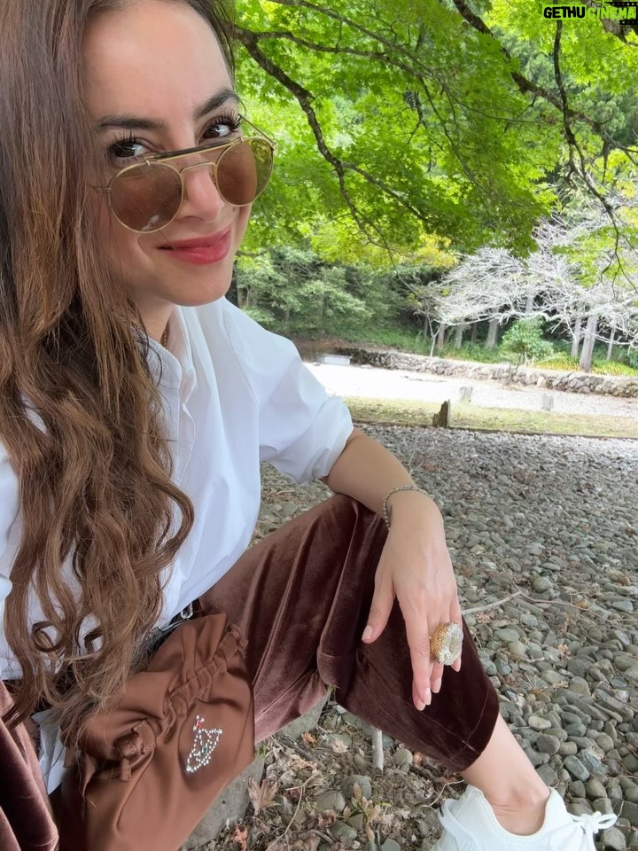 Claudia Lizaldi - 2.8K Likes - Una mañana conmigo y para mi, el silencio y los sonidos de la naturaleza en Japón son sanadores, tuve la fortuna de sentarme a meditar en este templo y fue absolutamente restaurador Eiheiji  sigue activo, los monjes pasan en sus labores a tu lado y me parece por demás generoso el hecho de que se pueda visitar y sentir su energía, también en Ichijodani Asakura que son ruinas recuperadas para su visita significó toda una experiencia, ahí vivían Samurais y poder entrar y ver cómo habitaban el espacio es fantástico, qué gran viaje es Japón… ❤️✨