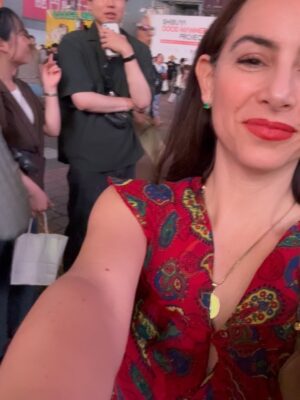 Claudia Lizaldi Instagram - Ā”Hola Japón! Este sueƱo comenzó en el corazón de los niƱos hace unos aƱos y ya estamos aquĆ, ademĆ”s es una pequeƱa muestra de la inmensa gratitud que le tenemos a MarĆa y el amor que siempre ha tenido por este par de almas que tengo el privilegio de llamar hijos. Estos tres me ven y aprenden de mĆ asĆ es que no hay decisión que no tenga que ver con darles el mejor ejemplo de amor y lo hermoso que es estar vivos, ser una persona pĆŗblica tiene muchas bendiciones y al mismo tiempo es muy complejo pues vivimos en la lupa, estos meses han sido intensos pero de todo se aprende y con todo se crece y hoy solo puedo decir que mi gratitud es infinita y absoluta.
Comienzan 20 dĆas de viaje por estas tierras de fuerza y de paz conquistada, habrĆ” mucho que aprender y compartirā¦
Pd Este viaje es un regalo de mi para ellos y para mĆ, gracias a Dios soy una mujer que trabaja y con ello ha logrado este y tantos sueƱos mĆ”s ā¤ļøāØ
El primer dĆa llegamos a teamLab una absoluta belleza y comimos delicioso, por la tarde mĆ”s comida rica y caminamos en Ginza y Shibuya Scramble Square, conociendo esta maravilla de ciudad y culturaā¦