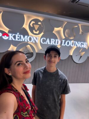 Claudia Lizaldi Instagram - ¡Hola Japón! Este sueño comenzó en el corazón de los niños hace unos años y ya estamos aquí, además es una pequeña muestra de la inmensa gratitud que le tenemos a María y el amor que siempre ha tenido por este par de almas que tengo el privilegio de llamar hijos. Estos tres me ven y aprenden de mí así es que no hay decisión que no tenga que ver con darles el mejor ejemplo de amor y lo hermoso que es estar vivos, ser una persona pública tiene muchas bendiciones y al mismo tiempo es muy complejo pues vivimos en la lupa, estos meses han sido intensos pero de todo se aprende y con todo se crece y hoy solo puedo decir que mi gratitud es infinita y absoluta.
Comienzan 20 días de viaje por estas tierras de fuerza y de paz conquistada, habrá mucho que aprender y compartir…
Pd Este viaje es un regalo de mi para ellos y para mí, gracias a Dios soy una mujer que trabaja y con ello ha logrado este y tantos sueños más ❤️✨
El primer día llegamos a teamLab una absoluta belleza y comimos delicioso, por la tarde más comida rica y caminamos en Ginza y Shibuya Scramble Square, conociendo esta maravilla de ciudad y cultura…