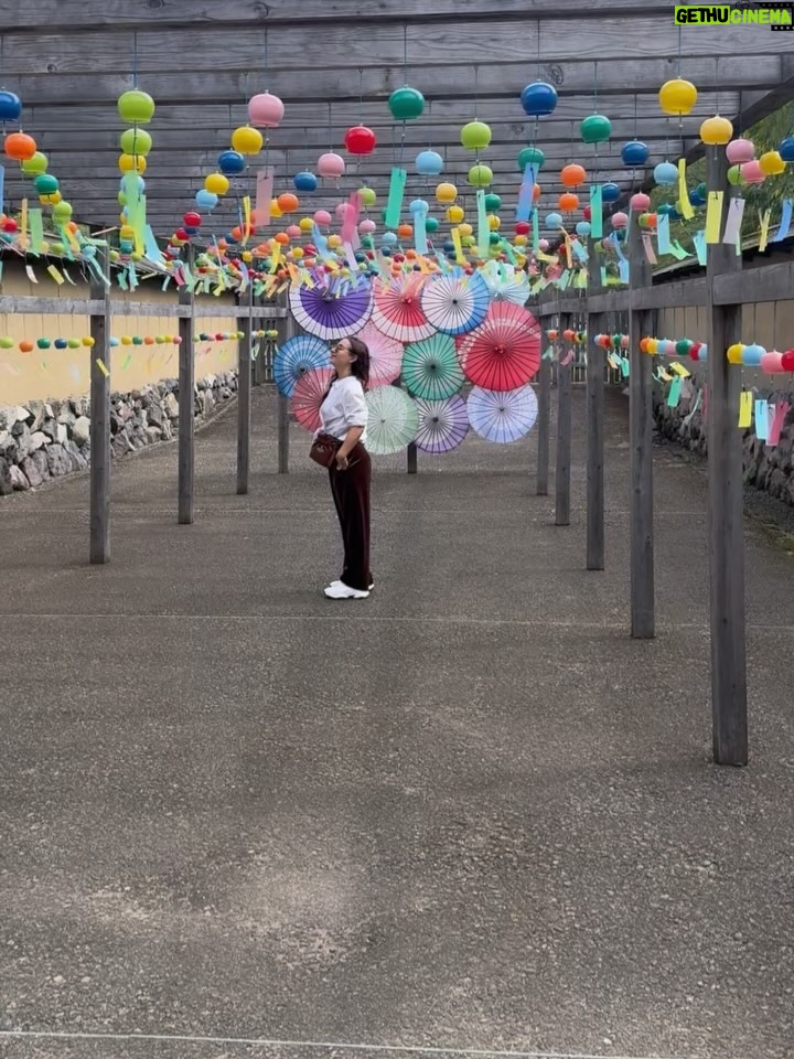 Claudia Lizaldi - 2.8K Likes - Una mañana conmigo y para mi, el silencio y los sonidos de la naturaleza en Japón son sanadores, tuve la fortuna de sentarme a meditar en este templo y fue absolutamente restaurador Eiheiji  sigue activo, los monjes pasan en sus labores a tu lado y me parece por demás generoso el hecho de que se pueda visitar y sentir su energía, también en Ichijodani Asakura que son ruinas recuperadas para su visita significó toda una experiencia, ahí vivían Samurais y poder entrar y ver cómo habitaban el espacio es fantástico, qué gran viaje es Japón… ❤️✨