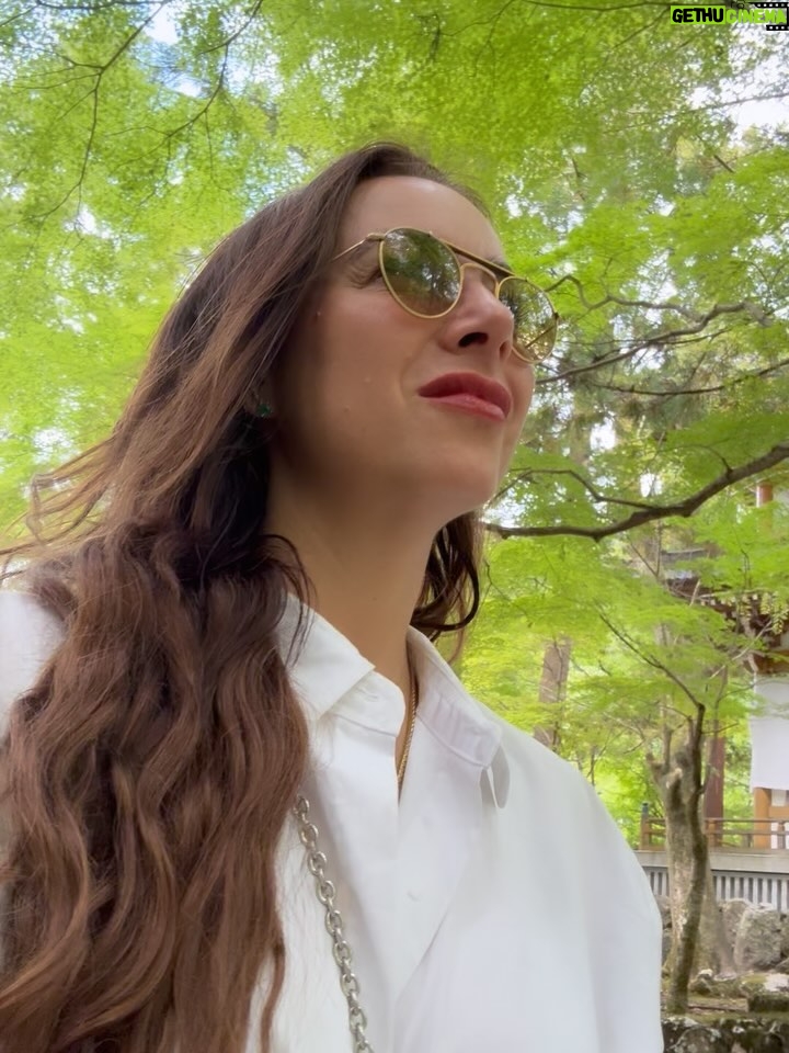 Claudia Lizaldi - 2.8K Likes - Una mañana conmigo y para mi, el silencio y los sonidos de la naturaleza en Japón son sanadores, tuve la fortuna de sentarme a meditar en este templo y fue absolutamente restaurador Eiheiji  sigue activo, los monjes pasan en sus labores a tu lado y me parece por demás generoso el hecho de que se pueda visitar y sentir su energía, también en Ichijodani Asakura que son ruinas recuperadas para su visita significó toda una experiencia, ahí vivían Samurais y poder entrar y ver cómo habitaban el espacio es fantástico, qué gran viaje es Japón… ❤️✨
