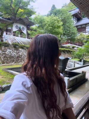 Claudia Lizaldi Instagram - Una mañana conmigo y para mi, el silencio y los sonidos de la naturaleza en Japón son sanadores, tuve la fortuna de sentarme a meditar en este templo y fue absolutamente restaurador Eiheiji sigue activo, los monjes pasan en sus labores a tu lado y me parece por demás generoso el hecho de que se pueda visitar y sentir su energía, también en Ichijodani Asakura que son ruinas recuperadas para su visita significó toda una experiencia, ahí vivían Samurais y poder entrar y ver cómo habitaban el espacio es fantástico, qué gran viaje es Japón… ❤️✨