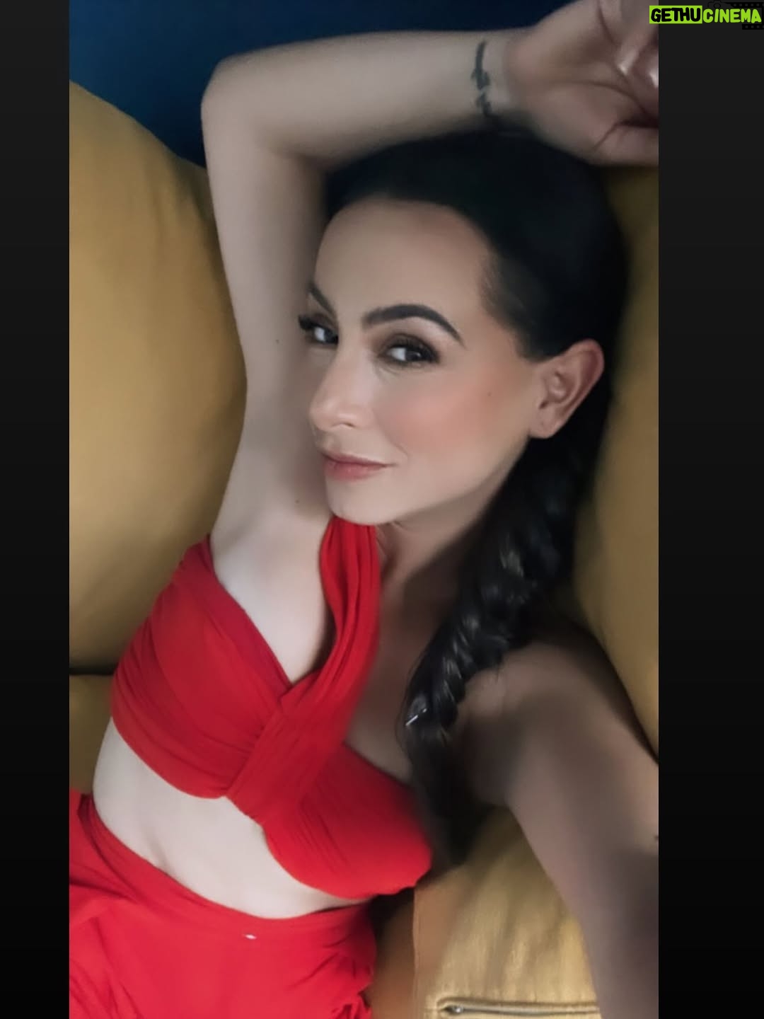 Claudia Lizaldi - 7.5K Likes - Amando la hermosa vida ❤️