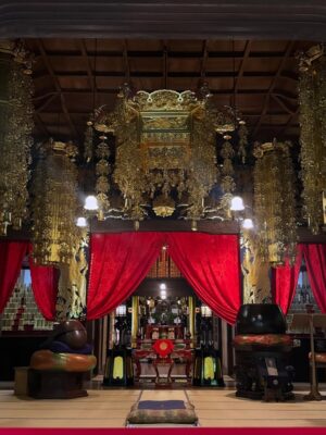 Claudia Lizaldi Instagram - Una mañana conmigo y para mi, el silencio y los sonidos de la naturaleza en Japón son sanadores, tuve la fortuna de sentarme a meditar en este templo y fue absolutamente restaurador Eiheiji sigue activo, los monjes pasan en sus labores a tu lado y me parece por demás generoso el hecho de que se pueda visitar y sentir su energía, también en Ichijodani Asakura que son ruinas recuperadas para su visita significó toda una experiencia, ahí vivían Samurais y poder entrar y ver cómo habitaban el espacio es fantástico, qué gran viaje es Japón… ❤️✨