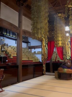 Claudia Lizaldi Instagram - Una maƱana conmigo y para mi, el silencio y los sonidos de la naturaleza en Japón son sanadores, tuve la fortuna de sentarme a meditar en este templo y fue absolutamente restaurador Eiheiji sigue activo, los monjes pasan en sus labores a tu lado y me parece por demĆ”s generoso el hecho de que se pueda visitar y sentir su energĆa, tambiĆ©n en Ichijodani Asakura que son ruinas recuperadas para su visita significó toda una experiencia, ahĆ vivĆan Samurais y poder entrar y ver cómo habitaban el espacio es fantĆ”stico, quĆ© gran viaje es Japón⦠ā¤ļøāØ