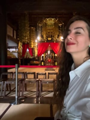Claudia Lizaldi Instagram - Una mañana conmigo y para mi, el silencio y los sonidos de la naturaleza en Japón son sanadores, tuve la fortuna de sentarme a meditar en este templo y fue absolutamente restaurador Eiheiji sigue activo, los monjes pasan en sus labores a tu lado y me parece por demás generoso el hecho de que se pueda visitar y sentir su energía, también en Ichijodani Asakura que son ruinas recuperadas para su visita significó toda una experiencia, ahí vivían Samurais y poder entrar y ver cómo habitaban el espacio es fantástico, qué gran viaje es Japón… ❤️✨