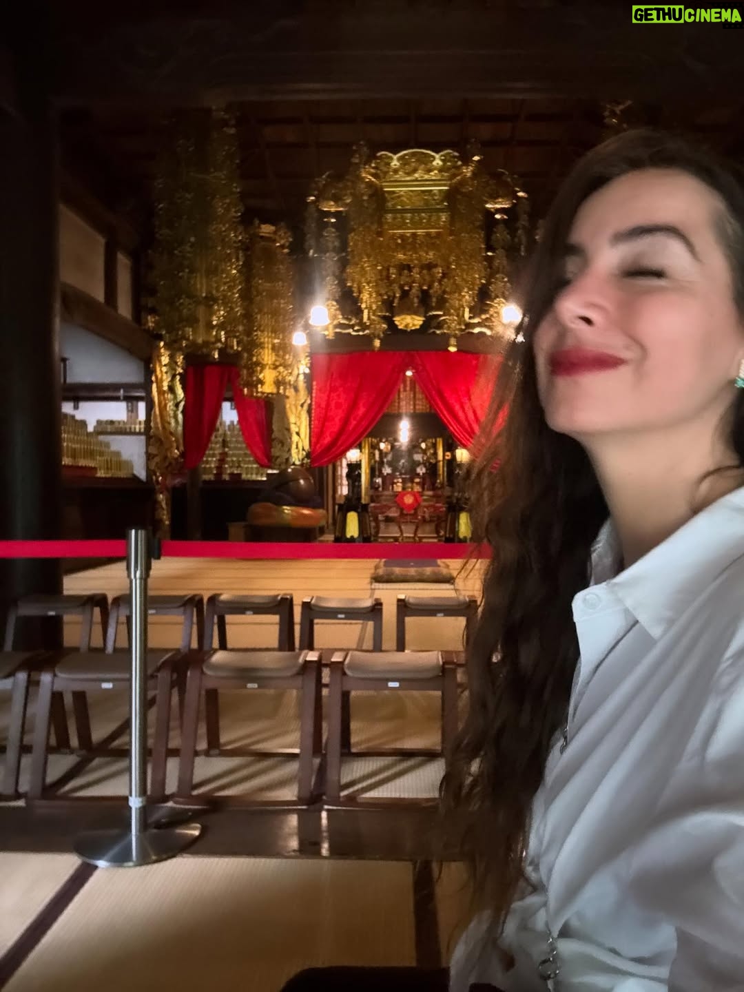 Claudia Lizaldi - 2.8K Likes - Una mañana conmigo y para mi, el silencio y los sonidos de la naturaleza en Japón son sanadores, tuve la fortuna de sentarme a meditar en este templo y fue absolutamente restaurador Eiheiji  sigue activo, los monjes pasan en sus labores a tu lado y me parece por demás generoso el hecho de que se pueda visitar y sentir su energía, también en Ichijodani Asakura que son ruinas recuperadas para su visita significó toda una experiencia, ahí vivían Samurais y poder entrar y ver cómo habitaban el espacio es fantástico, qué gran viaje es Japón… ❤️✨