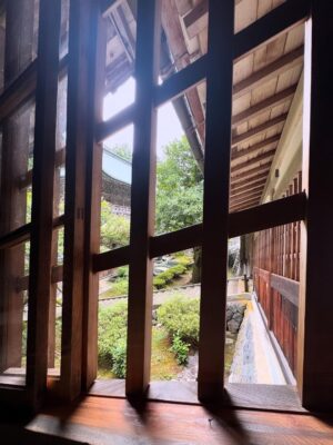 Claudia Lizaldi Instagram - Una mañana conmigo y para mi, el silencio y los sonidos de la naturaleza en Japón son sanadores, tuve la fortuna de sentarme a meditar en este templo y fue absolutamente restaurador Eiheiji sigue activo, los monjes pasan en sus labores a tu lado y me parece por demás generoso el hecho de que se pueda visitar y sentir su energía, también en Ichijodani Asakura que son ruinas recuperadas para su visita significó toda una experiencia, ahí vivían Samurais y poder entrar y ver cómo habitaban el espacio es fantástico, qué gran viaje es Japón… ❤️✨