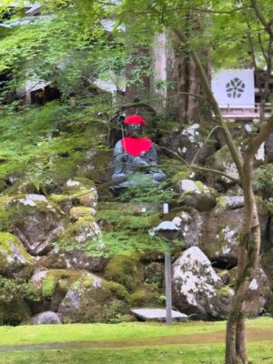Claudia Lizaldi Instagram - Una mañana conmigo y para mi, el silencio y los sonidos de la naturaleza en Japón son sanadores, tuve la fortuna de sentarme a meditar en este templo y fue absolutamente restaurador Eiheiji sigue activo, los monjes pasan en sus labores a tu lado y me parece por demás generoso el hecho de que se pueda visitar y sentir su energía, también en Ichijodani Asakura que son ruinas recuperadas para su visita significó toda una experiencia, ahí vivían Samurais y poder entrar y ver cómo habitaban el espacio es fantástico, qué gran viaje es Japón… ❤️✨
