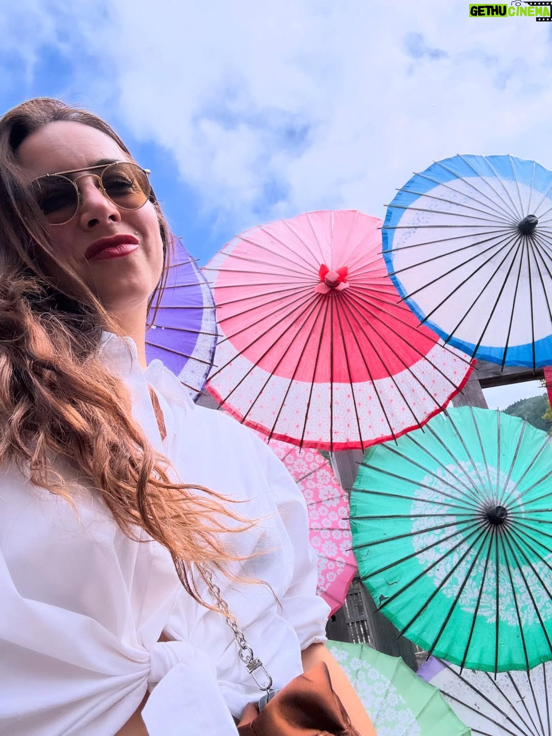 Claudia Lizaldi - 2.8K Likes - Una mañana conmigo y para mi, el silencio y los sonidos de la naturaleza en Japón son sanadores, tuve la fortuna de sentarme a meditar en este templo y fue absolutamente restaurador Eiheiji  sigue activo, los monjes pasan en sus labores a tu lado y me parece por demás generoso el hecho de que se pueda visitar y sentir su energía, también en Ichijodani Asakura que son ruinas recuperadas para su visita significó toda una experiencia, ahí vivían Samurais y poder entrar y ver cómo habitaban el espacio es fantástico, qué gran viaje es Japón… ❤️✨