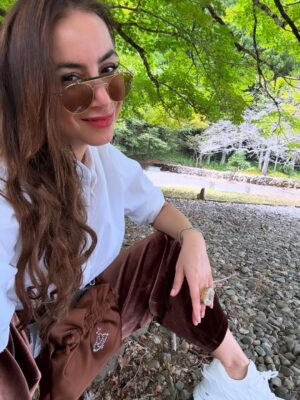 Claudia Lizaldi Instagram - Una mañana conmigo y para mi, el silencio y los sonidos de la naturaleza en Japón son sanadores, tuve la fortuna de sentarme a meditar en este templo y fue absolutamente restaurador Eiheiji sigue activo, los monjes pasan en sus labores a tu lado y me parece por demás generoso el hecho de que se pueda visitar y sentir su energía, también en Ichijodani Asakura que son ruinas recuperadas para su visita significó toda una experiencia, ahí vivían Samurais y poder entrar y ver cómo habitaban el espacio es fantástico, qué gran viaje es Japón… ❤️✨