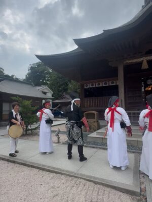 Claudia Lizaldi Instagram - Japón šÆšµ es un lugar sagrado detrĆ”s del otro porque ese amor que le dan a la naturaleza, ese respeto vibra en cada hoja, en el aire, en cada movimiento, se siente una energĆa que llena el alma sutil y absolutamente, visitamos el Castillo de madera en Matsua y al bajar el regalo de ver a estos hombres y mujeres representando Samurais fue Ćŗnico, eso segĆŗn la guĆa sucede raras veces, la comida, el Museo ADACHI, sus obras y jardines, este jardĆn ha sido nombrado por 22 aƱos como el mĆ”s bello de Japón, y para cerrar navegar el canal en Sakaiminato en bote Ā”un dĆa mĆ”s acĆ” que es perfecto! vivir esto con los niƱos y Mary es un regalo sin par, ā¤ļøāØ, agradecida y feliz.