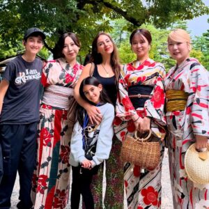 Claudia Lizaldi Instagram - Y este viaje es ya una de las aventuras más hermosas juntos… #kenrokuengarden #japón #AMANDOlaHERMOSAVIDA ❤️ juntos.