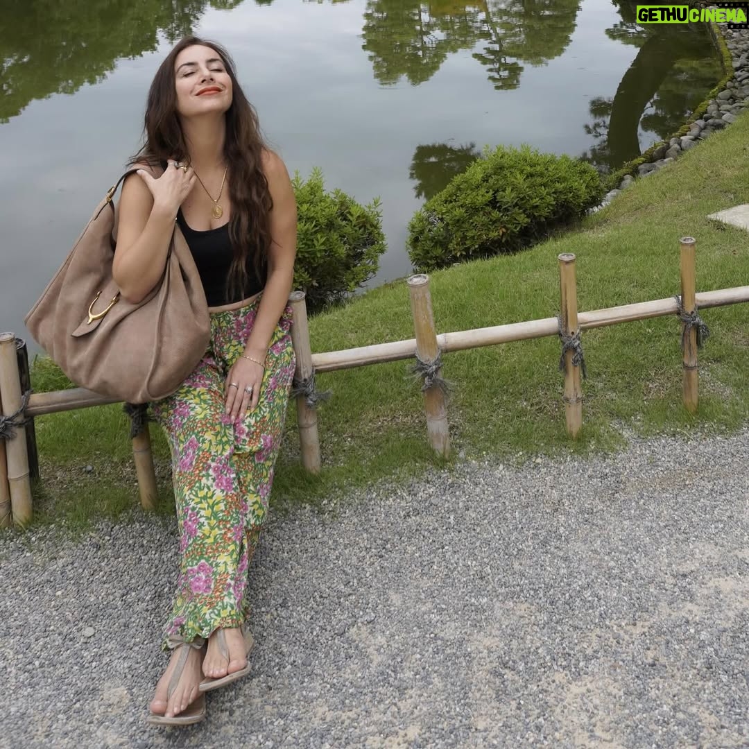 Claudia Lizaldi - 2K Likes - Y este viaje es ya una de las aventuras más hermosas juntos… #kenrokuengarden #japón #AMANDOlaHERMOSAVIDA ❤️ juntos.