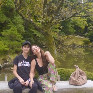 Claudia Lizaldi Instagram - Y este viaje es ya una de las aventuras más hermosas juntos… #kenrokuengarden #japón #AMANDOlaHERMOSAVIDA ❤️ juntos.
