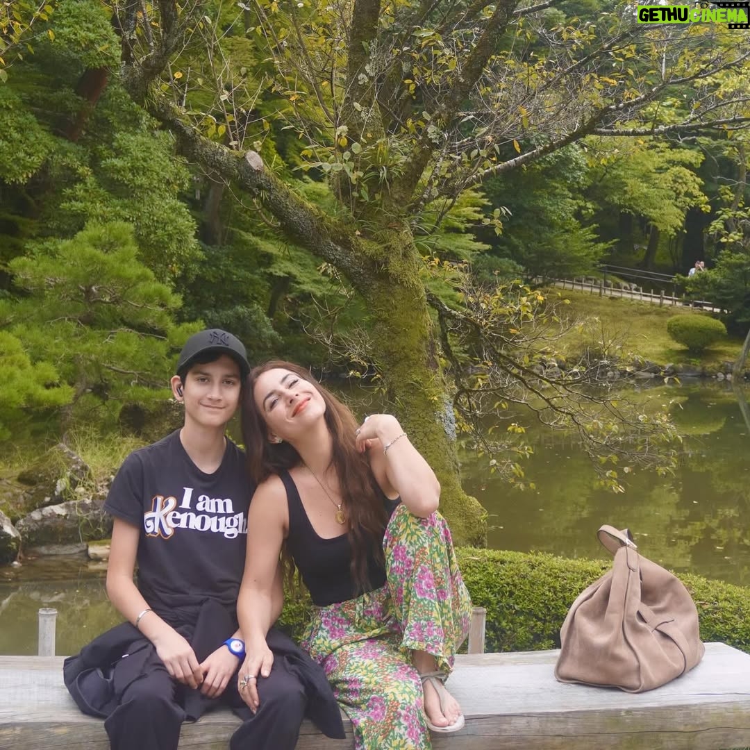 Claudia Lizaldi - 2K Likes - Y este viaje es ya una de las aventuras más hermosas juntos… #kenrokuengarden #japón #AMANDOlaHERMOSAVIDA ❤️ juntos.