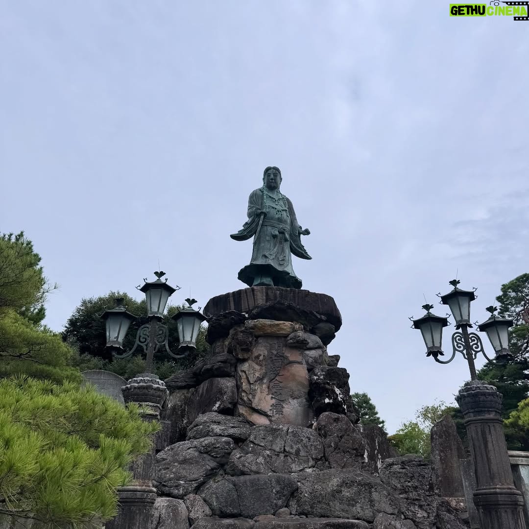 Claudia Lizaldi - 2K Likes - Y este viaje es ya una de las aventuras más hermosas juntos… #kenrokuengarden #japón #AMANDOlaHERMOSAVIDA ❤️ juntos.