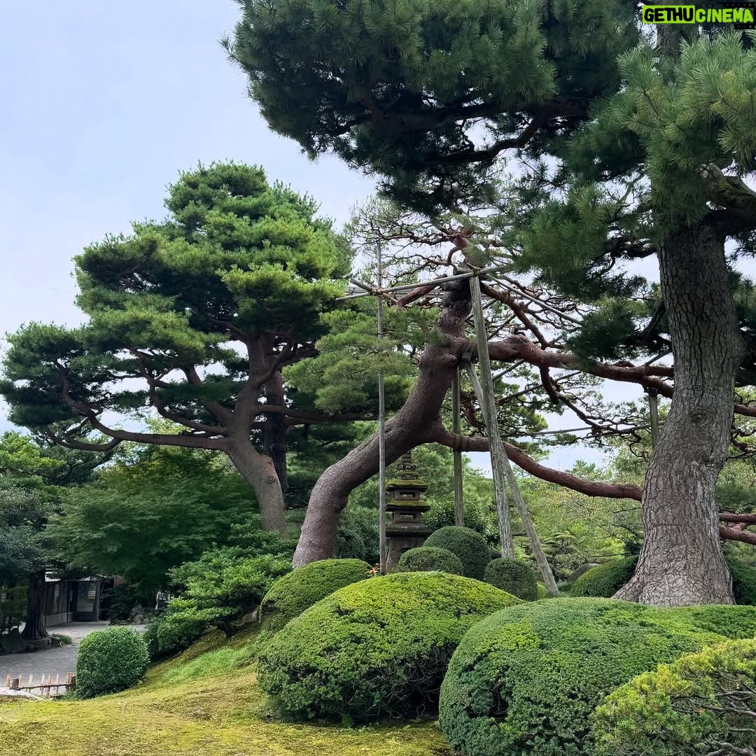 Claudia Lizaldi - 2K Likes - Y este viaje es ya una de las aventuras más hermosas juntos… #kenrokuengarden #japón #AMANDOlaHERMOSAVIDA ❤️ juntos.