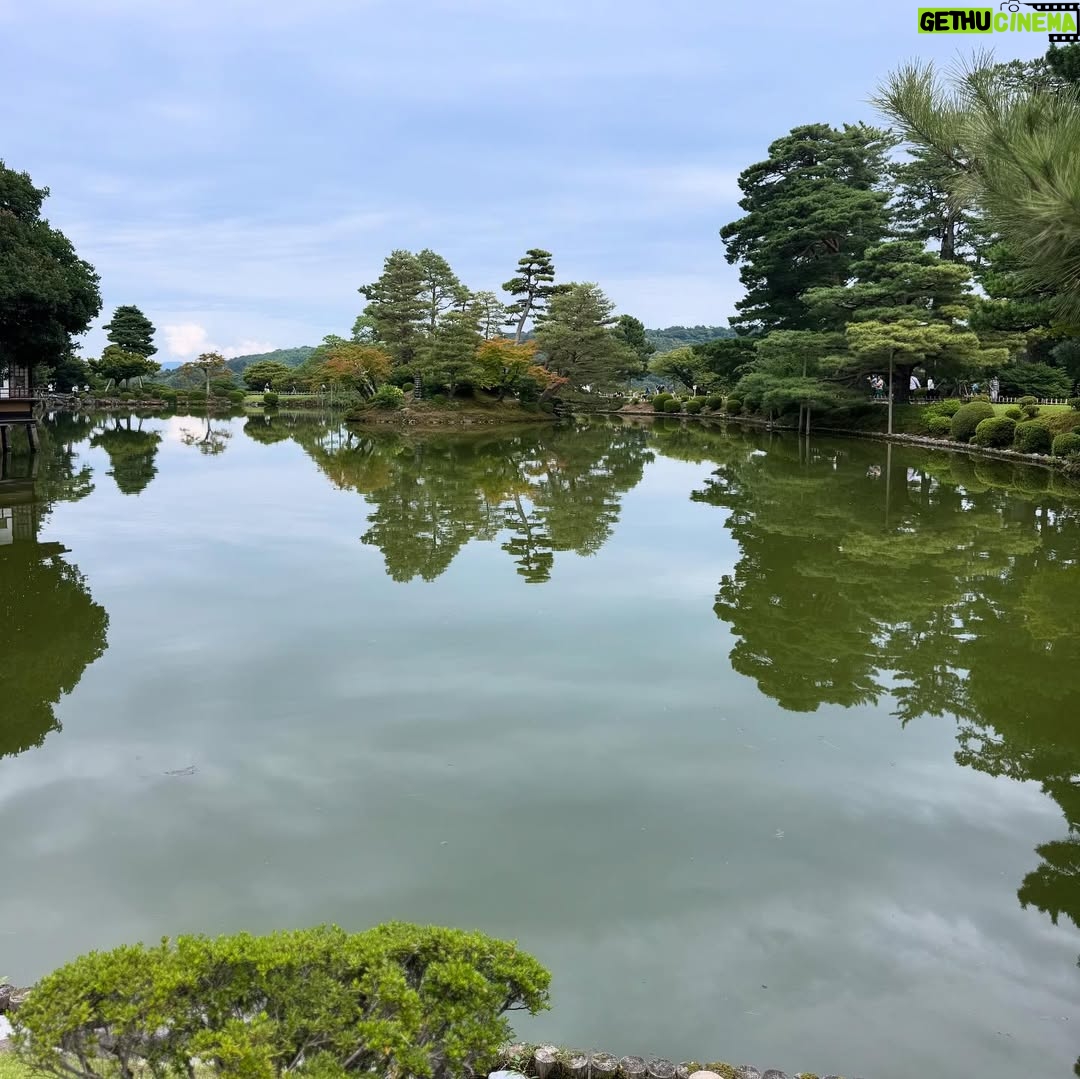 Claudia Lizaldi - 2K Likes - Y este viaje es ya una de las aventuras más hermosas juntos… #kenrokuengarden #japón #AMANDOlaHERMOSAVIDA ❤️ juntos.