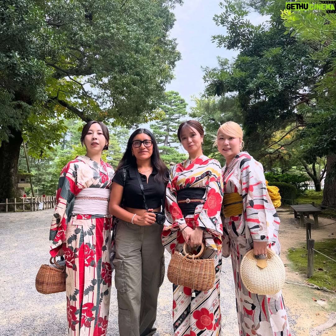 Claudia Lizaldi - 2K Likes - Y este viaje es ya una de las aventuras más hermosas juntos… #kenrokuengarden #japón #AMANDOlaHERMOSAVIDA ❤️ juntos.